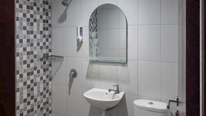 Shower, free toiletries, towels - RedDoorz Hostel @ Manado Green Hostel (Manado)