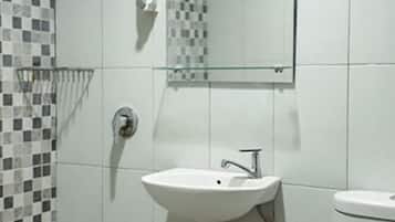 Shower, perlengkapan mandi gratis,  dan handuk