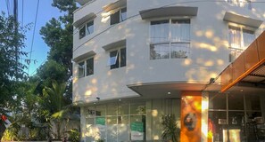 Front of property - RedDoorz Hostel @ Manado Green Hostel (Manado)
