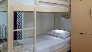 A bunk bed room with a single bed and a wardrobe. - RedDoorz Hostel @ Manado Green Hostel (Manado)