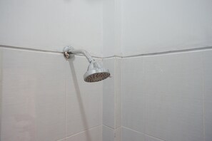 Bathroom - RedDoorz near Padang Golf Adisucipto (Berbah)