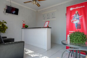Reception - RedDoorz near Padang Golf Adisucipto (Berbah)
