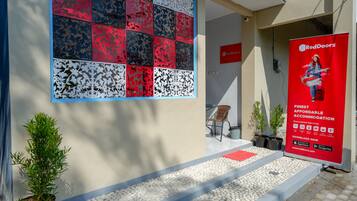 Pintu masuk properti