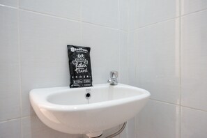 Dusche, kostenlose Toilettenartikel, Handtücher
