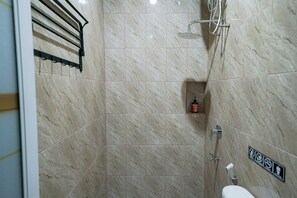 Premium-Zimmer | Badezimmer | Dusche, kostenlose Toilettenartikel, Handtücher