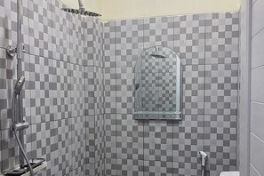 Shower, free toiletries, towels - RedDoorz Syariah near PKOR Lampung (Bandar Lampung)