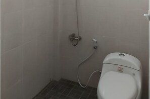 Shower, free toiletries, towels - RedDoorz Syariah near RSUD Zainoel Abidin Banda Aceh (Banda Aceh)