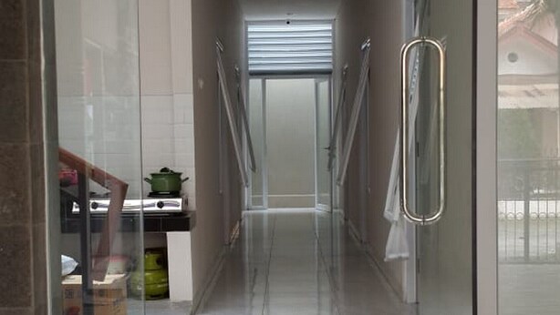 Un pasillo con puertas de cristal que dan a una habitación.