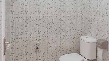 Double Room | Bathroom | Shower, free toiletries, towels