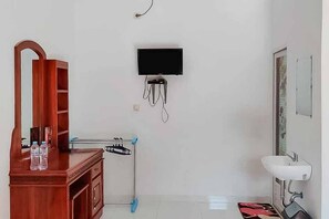 Double Room - RedDoorz @ Geopark Ciletuh Sukabumi (Ciwaru)