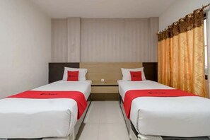 Twin Room - RedDoorz Plus @ Cemara Asri Medan (Medan)