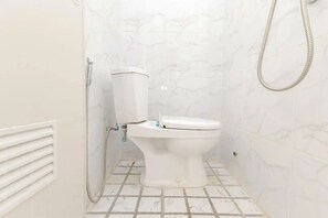 Kamar Standar | Kamar mandi | Shower, perlengkapan mandi gratis,  dan handuk