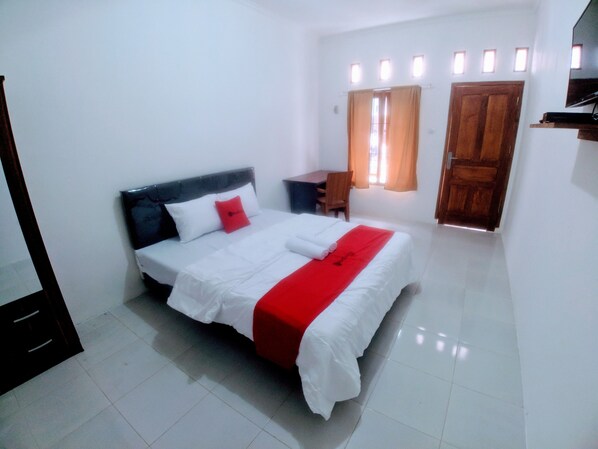Double Room - RedDoorz near Exit Toll Jatiwarna 2 (Bekasi)