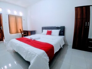Double Room - RedDoorz near Exit Toll Jatiwarna 2 (Bekasi)