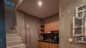 Eine moderne Küche mit Holzausstattung, einer schwarzen Arbeitsplatte und einem eingebauten Herd.