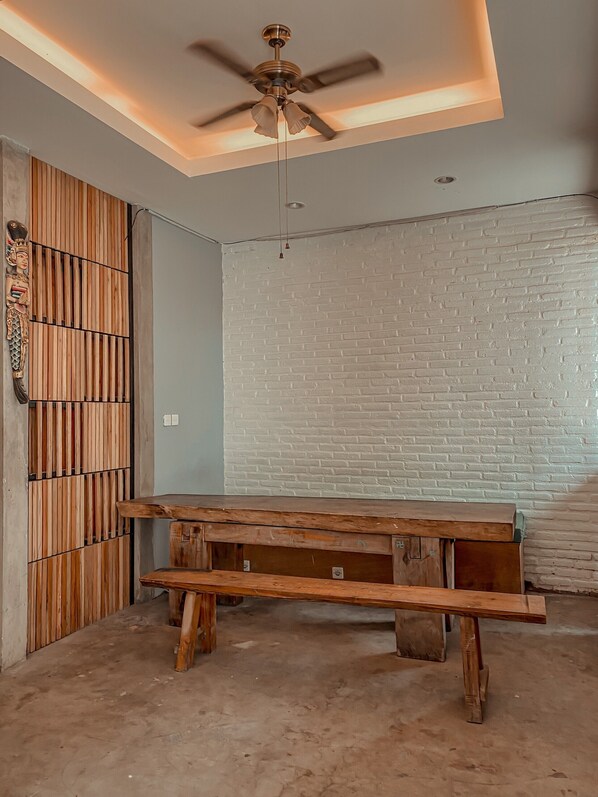 Interior - RedDoorz Hostel near Lippo Mall Kuta (Kuta)