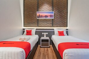 Deluxe Twin Room - RedDoorz Plus @ Doorman Guest House (Bandung)