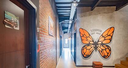 RedDoorz Plus @ Doorman Guest House