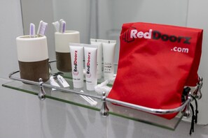 Regadera, amenidades de baño gratuitas, toallas