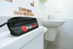 Double Room | Bathroom | Shower, free toiletries, towels - RedDoorz Syariah @ Jl Raya Sukabumi (Pasirhalang)
