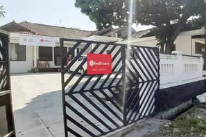 Front of property - RedDoorz Syariah @ Jl Raya Sukabumi (Pasirhalang)