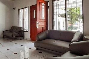 Lobby sitting area - RedDoorz Syariah @ Jl Raya Sukabumi (Pasirhalang)