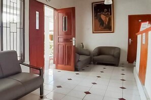 Lobby sitting area - RedDoorz Syariah @ Jl Raya Sukabumi (Pasirhalang)