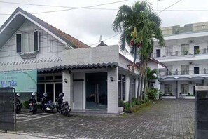 Front of property - RedDoorz Syariah @ Hotel Kencana Tasikmalaya (Tasikmalaya)