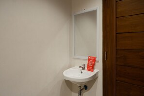 Dusche, kostenlose Toilettenartikel, Handtücher