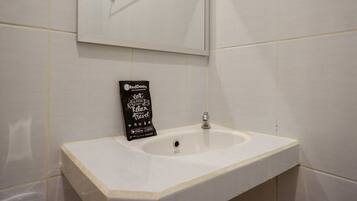 Shower, free toiletries, towels