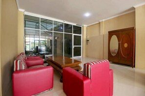 Lobby sitting area - RedDoorz near Hartono Mall Solo (Surakarta)