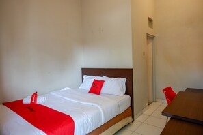 Double Room - RedDoorz near Stasiun Tawang Semarang (Semarang)