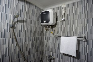 Shower, free toiletries, towels - RedDoorz @ Jalan Gatot Subroto Semarang (Semarang)