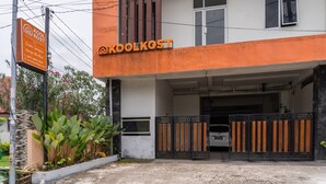 Edifício moderno com uma placa indicando 