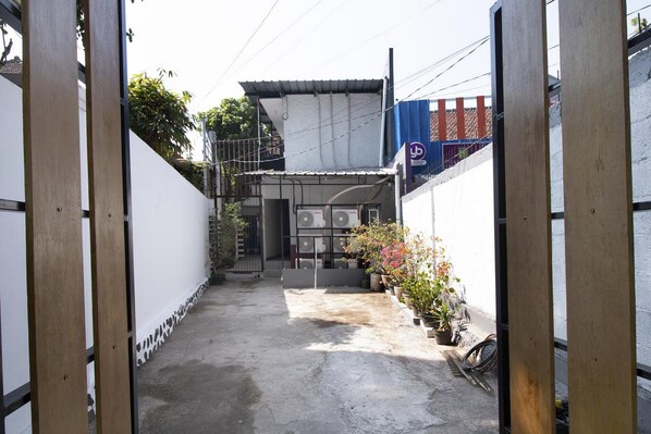 Property entrance - RedDoorz near Riau Junction Mall 2 (Bandung)