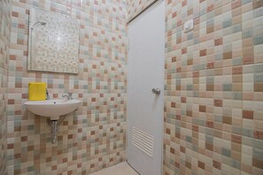 Shower, free toiletries, towels