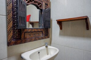 Shower, free toiletries, towels