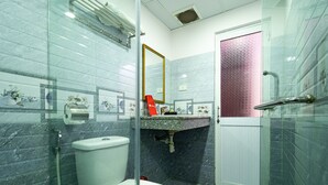 Bathroom - RedDoorz @ Tran Phu Street Nha Trang 2 (Nha Trang)