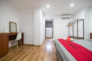 Superior Double Room - RedDoorz Hostel near St. Joseph's Cathedral (Hanoi)