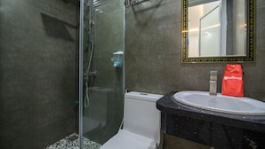 Superior Double Room | Bathroom - RedDoorz near Truong Chinh Street (Hanoi)