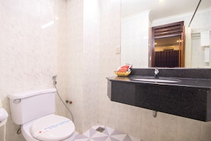 Deluxe Twin Room | Bathroom - RedDoorz Plus near An Dong Plaza (Ho Chi Minh City)