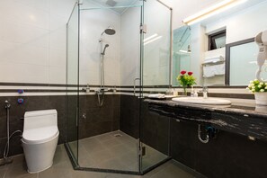 Separate bathtub and shower, hydromassage showerhead - Airport Classic Hotel & Travel (Hanoi)
