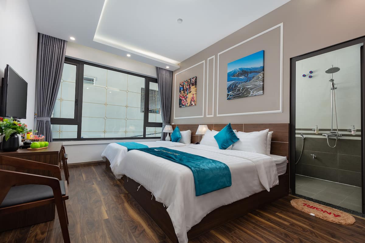 Deluxe driepersoonskamer, hot tub, uitzicht op stad | Luxe beddengoed, donzen dekbedden, Select Comfort-bedden, een minibar
