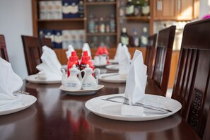 Petit déjeuner, déjeuner et dîner servis sur place