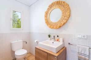 Dusche, umweltfreundliche Kosmetikartikel, Haartrockner, Handtücher