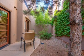 Outdoor dining - Heart of Downtown Oasis &  Steps from the Plaza (Santa Fe)
