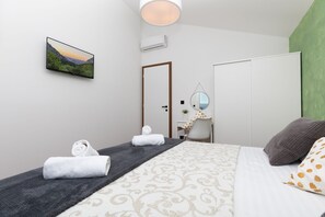 2 bedrooms, in-room safe, WiFi, bed sheets