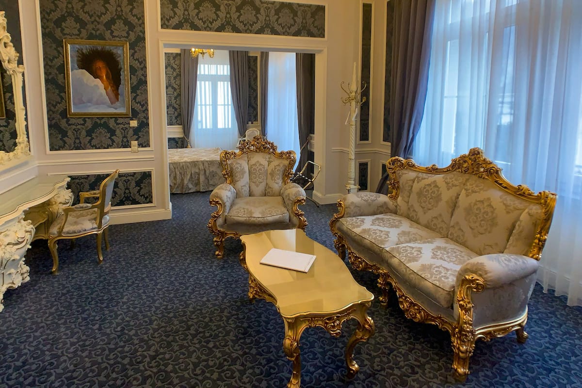 Deluxe suite | Woonruimte | Een televisie
