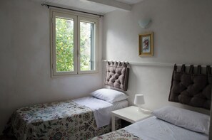 2 bedrooms, iron/ironing board, travel cot, free WiFi