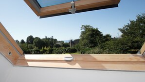 A skylight with a view of a garden and trees. - Ty Kergui - Villa 400m from Tahiti sand beach (Névez)